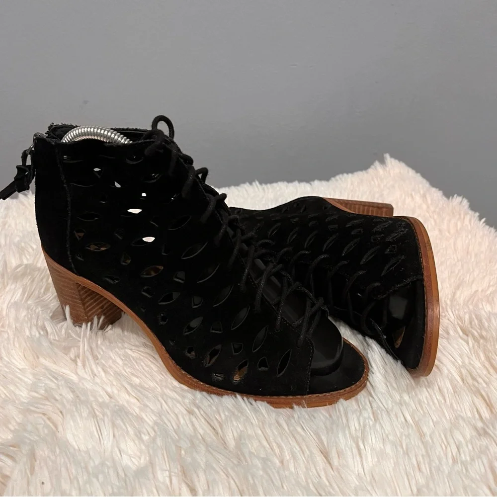 Gianni Bini cut-off‎ sandals size 8.5